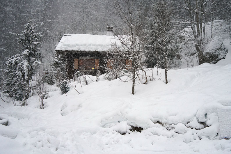 Chalet sous la neige